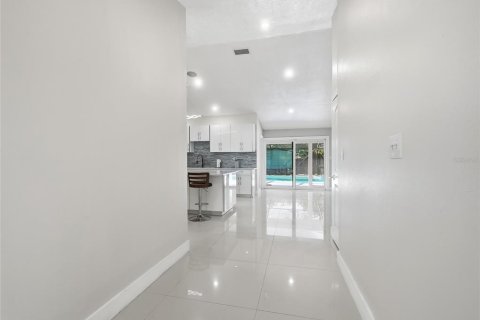 Casa en venta en Tampa, Florida, 4 dormitorios, 221.29 m2 № 2369357 - foto 9