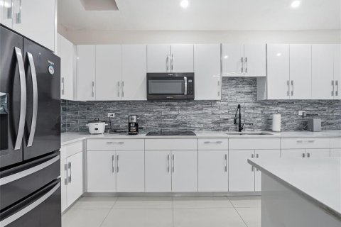 Casa en venta en Tampa, Florida, 4 dormitorios, 221.29 m2 № 2369357 - foto 16