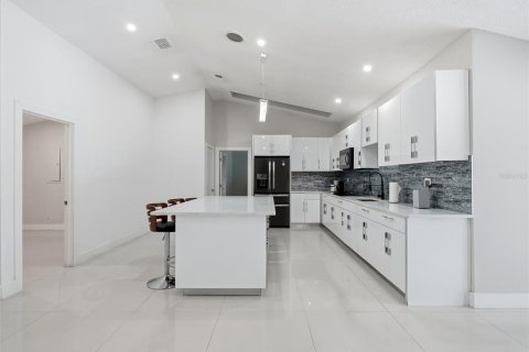 Casa en venta en Tampa, Florida, 4 dormitorios, 221.29 m2 № 2369357 - foto 13