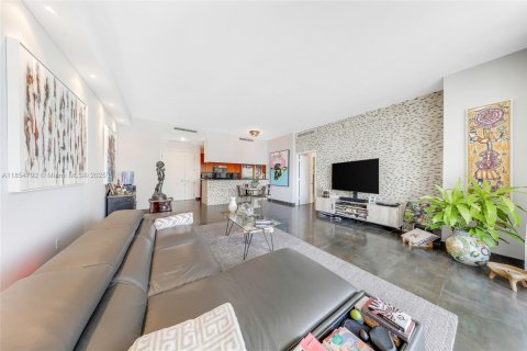 Condo in Miami, Florida, 1 bedroom  № 1872725 - photo 4