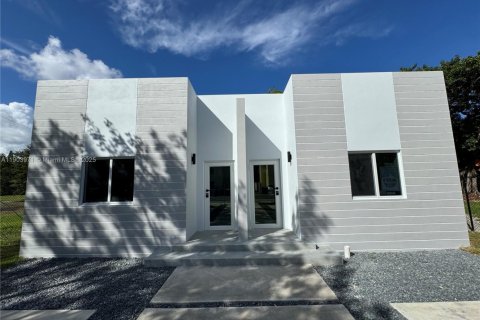 Снять в аренду виллу или дом в Майами, Флорида 3 спальни, 111.48м2, № 1954832 - фото 1