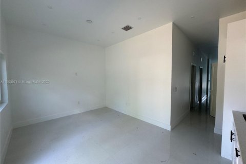 Снять в аренду виллу или дом в Майами, Флорида 3 спальни, 111.48м2, № 1954832 - фото 9