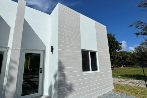 Снять в аренду виллу или дом в Майами, Флорида 3 спальни, 111.48м2, № 1954832 - фото 2