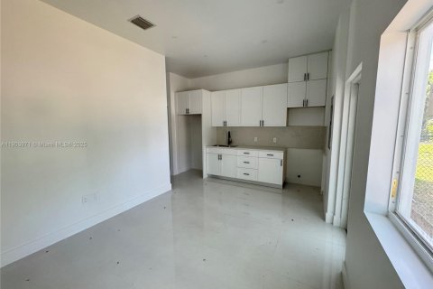 Снять в аренду виллу или дом в Майами, Флорида 3 спальни, 111.48м2, № 1954832 - фото 7