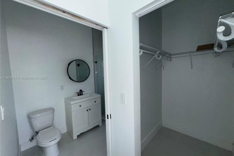 Снять в аренду виллу или дом в Майами, Флорида 3 спальни, 111.48м2, № 1954832 - фото 6