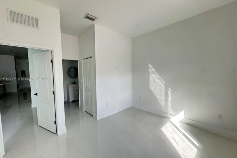 Снять в аренду виллу или дом в Майами, Флорида 3 спальни, 111.48м2, № 1954832 - фото 4