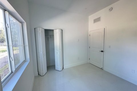 Снять в аренду виллу или дом в Майами, Флорида 3 спальни, 111.48м2, № 1954832 - фото 13