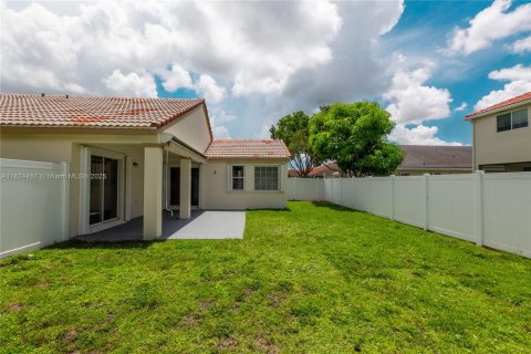 House in Weston, Florida 3 bedrooms, 120.96 sq.m. № 1790765 - photo 18