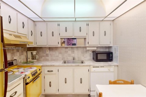 Снять в аренду кондоминиум в Халландейл-Бич, Флорида 1 спальня, 76.92м2, № 1945617 - фото 11