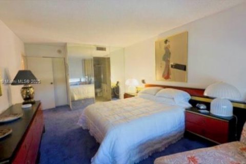 Снять в аренду кондоминиум в Халландейл-Бич, Флорида 1 спальня, 76.92м2, № 1945617 - фото 12