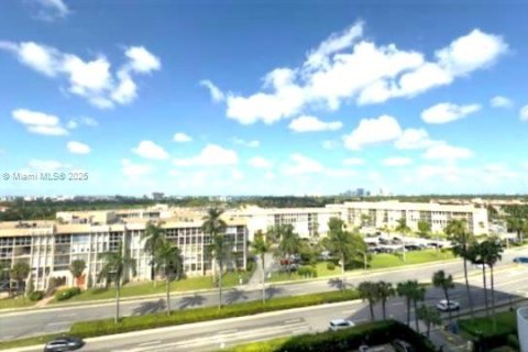 Снять в аренду кондоминиум в Халландейл-Бич, Флорида 1 спальня, 76.92м2, № 1945617 - фото 2