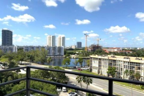 Снять в аренду кондоминиум в Халландейл-Бич, Флорида 1 спальня, 76.92м2, № 1945617 - фото 3