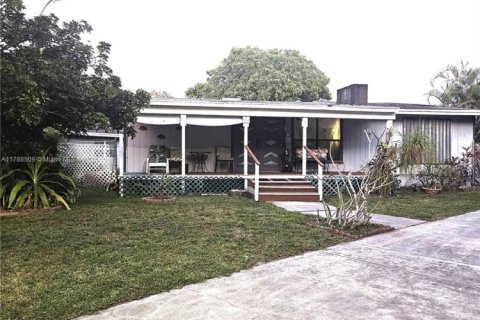 House in Dania Beach, Florida 3 bedrooms, 158.86 sq.m. № 1704830 - photo 8