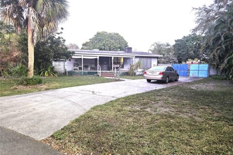 House in Dania Beach, Florida 3 bedrooms, 158.86 sq.m. № 1704830 - photo 4
