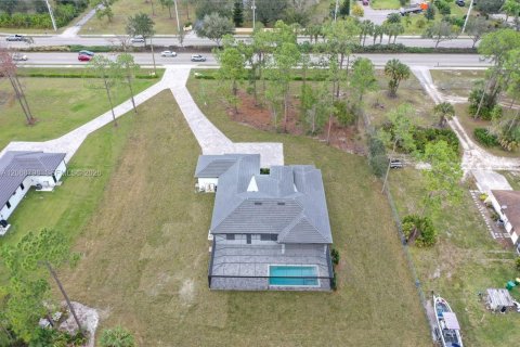 House in Naples, Florida 8 bedrooms, 458.57 sq.m. № 2302011 - photo 4