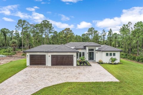 House in Naples, Florida 8 bedrooms, 458.57 sq.m. № 2302011 - photo 8