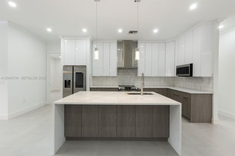 House in Naples, Florida 8 bedrooms, 458.57 sq.m. № 2302011 - photo 7