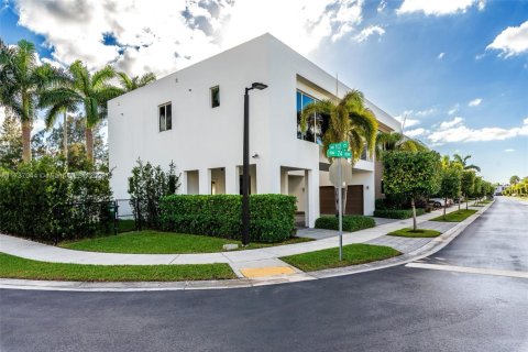 Купить виллу или дом в Дорал, Флорида 6 спален, 452.81м2, № 1958609 - фото 2