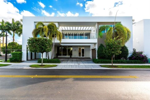 Купить виллу или дом в Дорал, Флорида 6 спален, 452.81м2, № 1958609 - фото 1