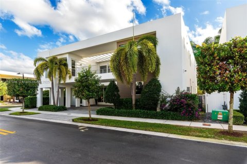 Купить виллу или дом в Дорал, Флорида 6 спален, 452.81м2, № 1958609 - фото 3