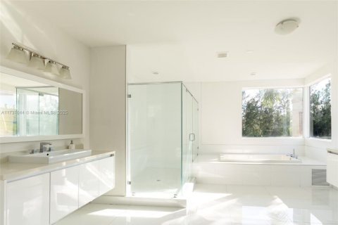 Купить виллу или дом в Дорал, Флорида 6 спален, 452.81м2, № 1958609 - фото 15