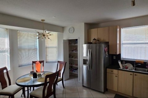 House in Miami, Florida 5 bedrooms, 231.51 sq.m. № 1979424 - photo 15