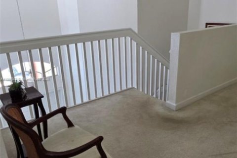 House in Miami, Florida 5 bedrooms, 231.51 sq.m. № 1979424 - photo 24