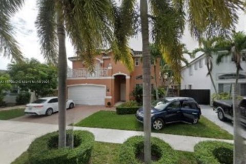 House in Miami, Florida 5 bedrooms, 231.51 sq.m. № 1979424 - photo 1