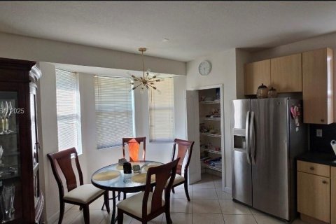 House in Miami, Florida 5 bedrooms, 231.51 sq.m. № 1979424 - photo 14