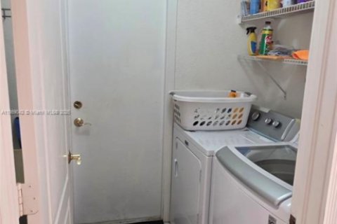 House in Miami, Florida 5 bedrooms, 231.51 sq.m. № 1979424 - photo 21