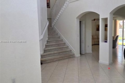 House in Miami, Florida 5 bedrooms, 231.51 sq.m. № 1979424 - photo 4