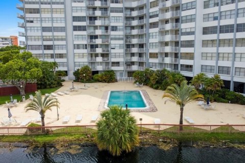 Condo in Miami, Florida, 2 bedrooms № 2253640 - photo 16
