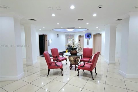 Condo in Miami, Florida, 2 bedrooms № 2253640 - photo 3
