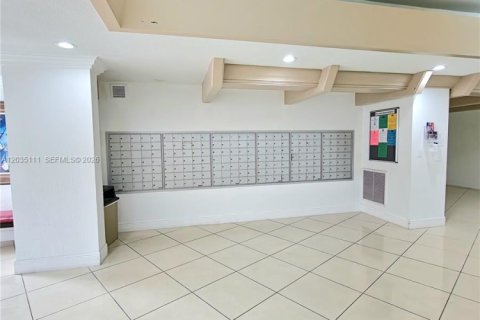 Condo in Miami, Florida, 2 bedrooms № 2253640 - photo 4