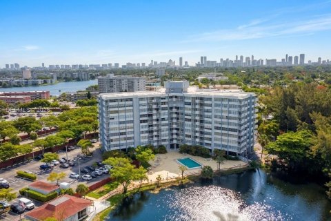Condo in Miami, Florida, 2 bedrooms № 2253640 - photo 17