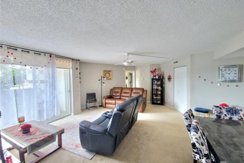 Condo in Miami, Florida, 2 bedrooms № 2253640 - photo 8