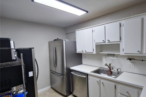 Condo in Miami, Florida, 2 bedrooms № 2253640 - photo 6