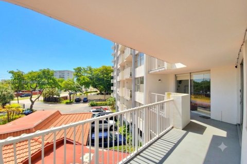 Condo in Miami, Florida, 2 bedrooms № 2253640 - photo 13