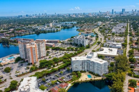 Condo in Miami, Florida, 2 bedrooms № 2253640 - photo 18