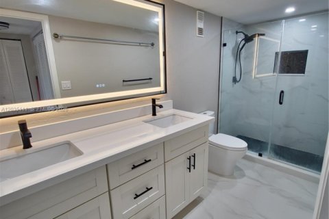 Condo in Miami, Florida, 2 bedrooms № 2253640 - photo 10
