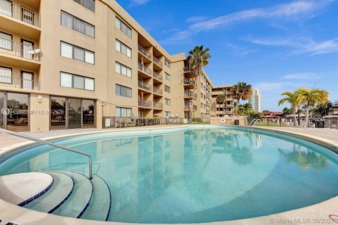 Copropriété à louer à Hallandale Beach, Floride: 2 chambres, 112.6 m2 № 2002147 - photo 3