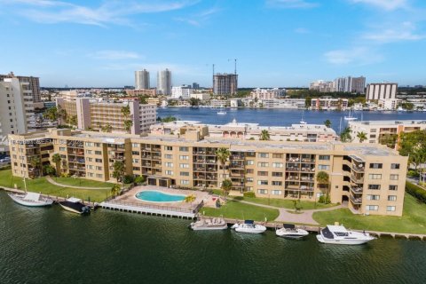 Copropriété à louer à Hallandale Beach, Floride: 2 chambres, 112.6 m2 № 2002147 - photo 7
