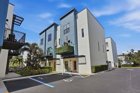 Touwnhouse à louer à Tampa, Floride: 2 chambres, 162.39 m2 № 2410455 - photo 2