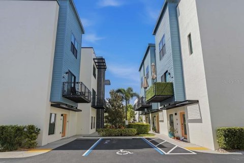 Touwnhouse à louer à Tampa, Floride: 2 chambres, 162.39 m2 № 2410455 - photo 5