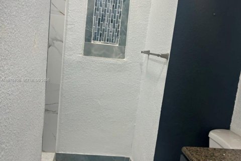 Commercial property in Miami, Florida 302.12 sq.m. № 2044574 - photo 4