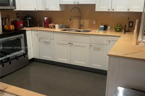 Commercial property in Miami, Florida 302.12 sq.m. № 2044574 - photo 2