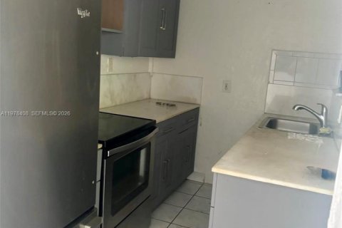 Commercial property in Miami, Florida 302.12 sq.m. № 2044574