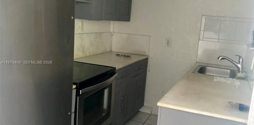 Commercial property in Miami, Florida 302.12 sq.m. № 2044574