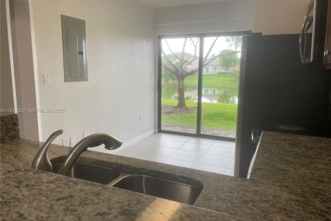 Снять в аренду кондоминиум в Катлер-Бей, Флорида 2 спальни, 75.16м2, № 2033540 - фото 9