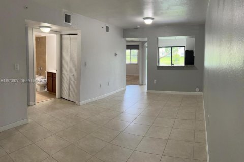 Снять в аренду кондоминиум в Катлер-Бей, Флорида 2 спальни, 75.16м2, № 2033540 - фото 12